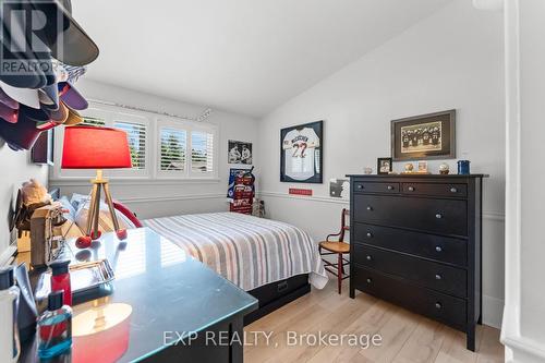 3279 Saint Patrick Avenue, Niagara Falls (Stamford), ON - Indoor Photo Showing Bedroom