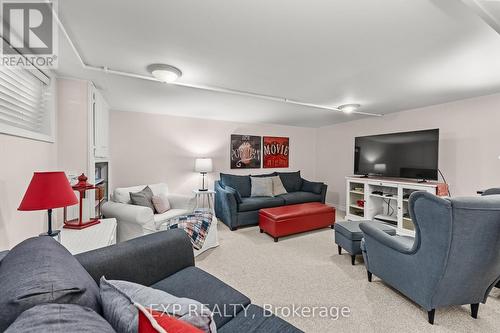 3279 Saint Patrick Avenue, Niagara Falls (Stamford), ON - Indoor Photo Showing Living Room