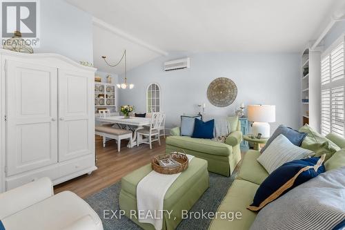 3279 Saint Patrick Avenue, Niagara Falls (Stamford), ON - Indoor Photo Showing Living Room