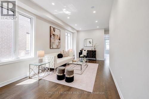879 Plum Place, Milton, ON - Indoor Photo Showing Living Room