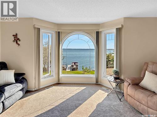 72 3Rd Avenue W, Metinota, SK - Indoor Photo Showing Living Room