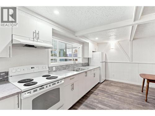 468 Grandview Terrace, Kamloops, BC - Indoor Photo Showing Kitchen With Double Sink