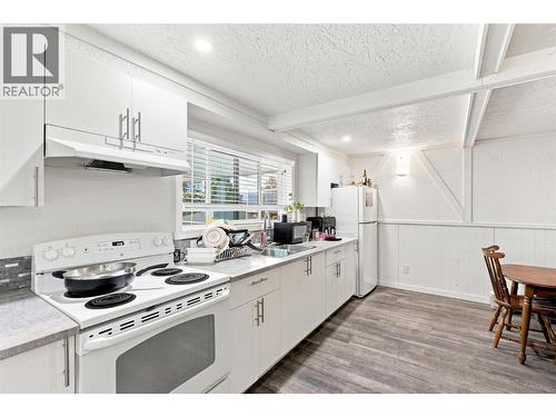 468 Grandview Terrace, Kamloops, BC - Indoor Photo Showing Kitchen With Double Sink