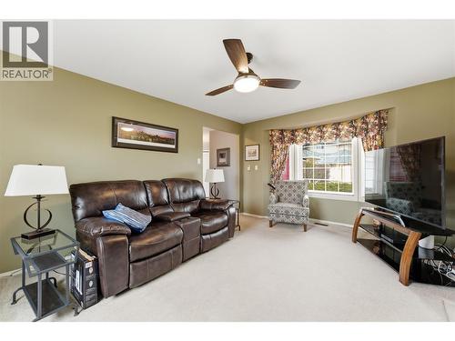 124 Sarsons Road Unit# 17, Vernon, BC - Indoor Photo Showing Living Room