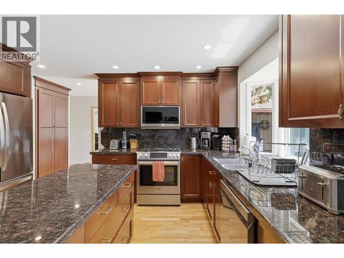 779 Gleneagles Drive, Kamloops, BC - Indoor Photo Showing Kitchen With Double Sink With Upgraded Kitchen