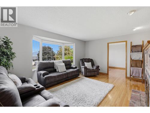 779 Gleneagles Drive, Kamloops, BC - Indoor Photo Showing Living Room