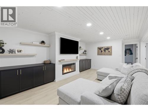 779 Gleneagles Drive, Kamloops, BC - Indoor Photo Showing Living Room With Fireplace