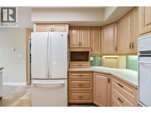 151 25 Street Ne, Salmon Arm, BC - Indoor Photo Showing Kitchen