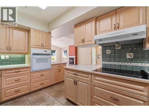 151 25 Street Ne, Salmon Arm, BC - Indoor Photo Showing Kitchen