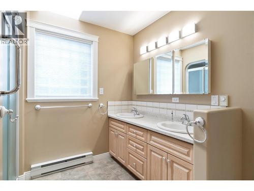 151 25 Street Ne, Salmon Arm, BC - Indoor Photo Showing Bathroom