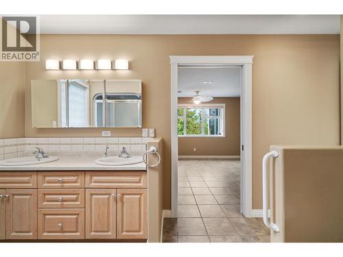 151 25 Street Ne, Salmon Arm, BC - Indoor Photo Showing Bathroom