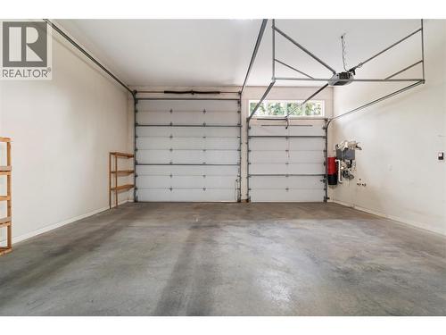 151 25 Street Ne, Salmon Arm, BC - Indoor Photo Showing Garage