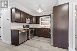 Kitchen with Plenty of cupboards - 