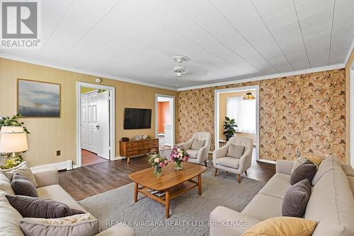 333 Ridge Road S, Fort Erie (Crystal Beach), ON - Indoor Photo Showing Living Room