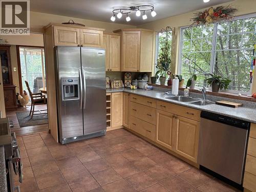 404 N Birch Avenue, 100 Mile House, BC - Indoor Photo Showing Kitchen With Double Sink