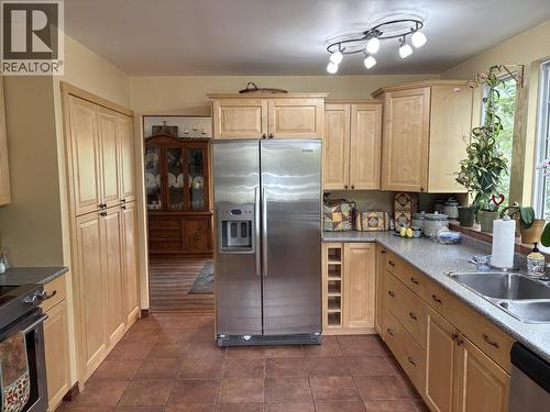 404 N Birch Avenue, 100 Mile House, BC - Indoor Photo Showing Kitchen With Double Sink