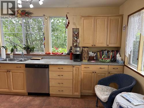 404 N Birch Avenue, 100 Mile House, BC - Indoor Photo Showing Kitchen With Double Sink