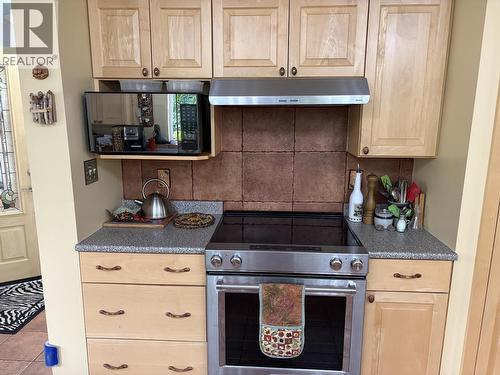 404 N Birch Avenue, 100 Mile House, BC - Indoor Photo Showing Kitchen