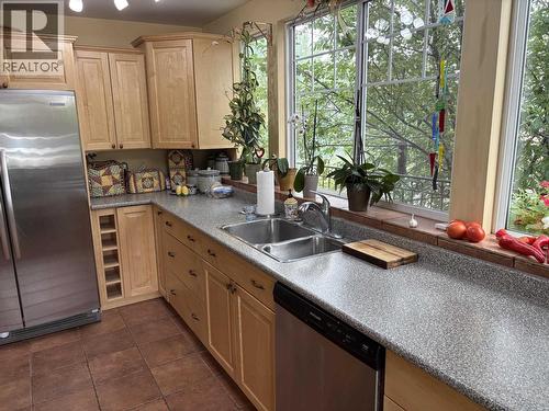 404 N Birch Avenue, 100 Mile House, BC - Indoor Photo Showing Kitchen With Double Sink