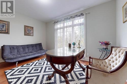 19 Wolf Run Court, Whitchurch-Stouffville, ON - Indoor Photo Showing Living Room