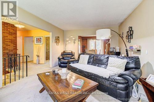 1583 Otterby Road, Mississauga, ON - Indoor Photo Showing Living Room