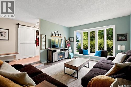 111 Minot Drive, Regina, SK - Indoor Photo Showing Living Room