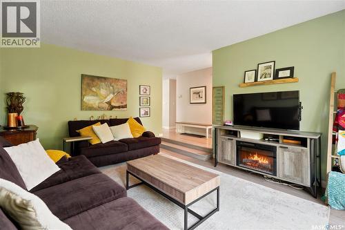 111 Minot Drive, Regina, SK - Indoor Photo Showing Living Room