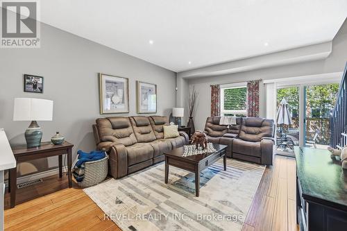 10 Kopperfield Lane, Hamilton, ON - Indoor Photo Showing Living Room