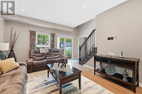 10 Kopperfield Lane, Hamilton, ON - Indoor Photo Showing Living Room