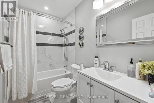 10 Kopperfield Lane, Hamilton, ON - Indoor Photo Showing Bathroom