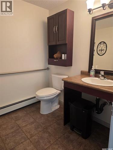 205 701 Henry Street, Estevan, SK - Indoor Photo Showing Bathroom