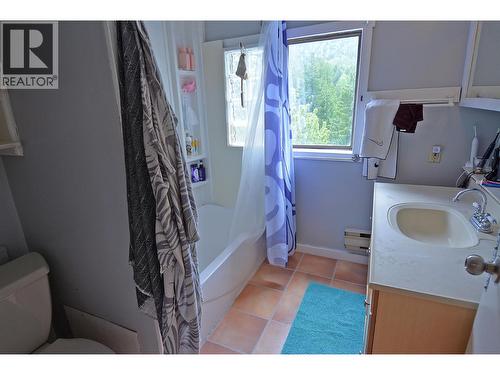 2022 Creek Street, Nelson, BC - Indoor Photo Showing Bathroom