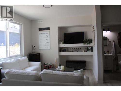 2545 Panoramic Way, Blind Bay, BC - Indoor Photo Showing Living Room With Fireplace