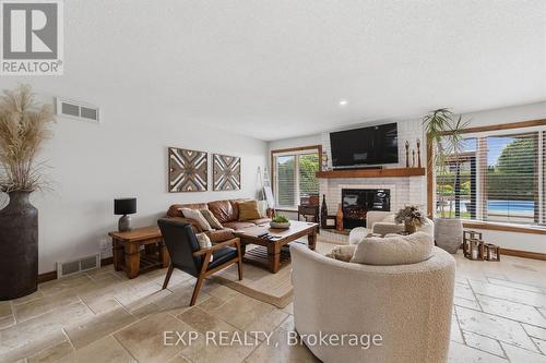 57 Valleyview Crescent, Thames Centre (Dorchester), ON - Indoor Photo Showing Living Room With Fireplace
