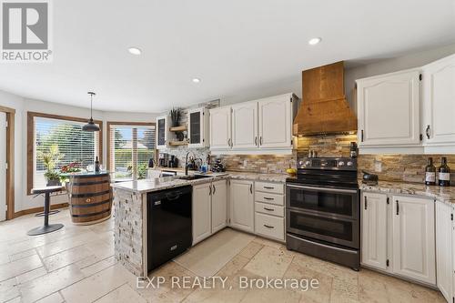 57 Valleyview Crescent, Thames Centre (Dorchester), ON - Indoor Photo Showing Kitchen
