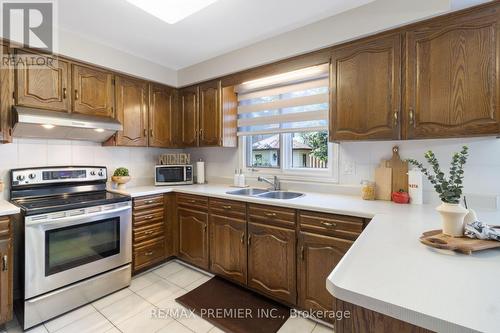 85 Calgary Gardens, Vaughan, ON - Indoor Photo Showing Kitchen With Double Sink