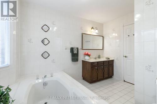 85 Calgary Gardens, Vaughan, ON - Indoor Photo Showing Bathroom