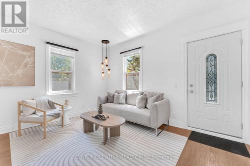 609 Pearson Street, Newmarket, ON - Indoor Photo Showing Living Room