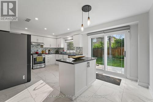 4778 Crystal Rose Drive, Mississauga, ON - Indoor Photo Showing Kitchen With Upgraded Kitchen