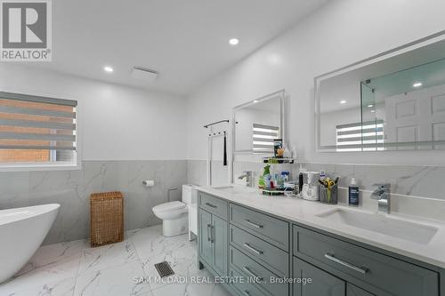 4778 Crystal Rose Drive, Mississauga, ON - Indoor Photo Showing Bathroom