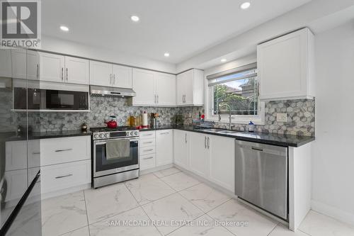 4778 Crystal Rose Drive, Mississauga, ON - Indoor Photo Showing Kitchen With Upgraded Kitchen