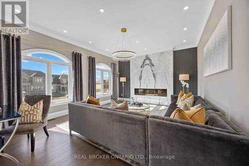 2236 Pemberton Way, Innisfil, ON - Indoor Photo Showing Living Room