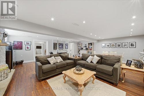 163 Orchard Heights Boulevard, Aurora, ON - Indoor Photo Showing Living Room