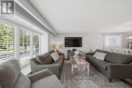163 Orchard Heights Boulevard, Aurora, ON - Indoor Photo Showing Living Room