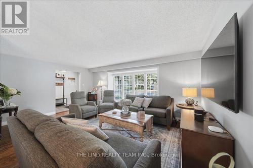 163 Orchard Heights Boulevard, Aurora, ON - Indoor Photo Showing Living Room