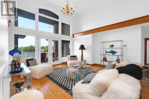 3686 Portage Bay Road, Ramara, ON - Indoor Photo Showing Living Room
