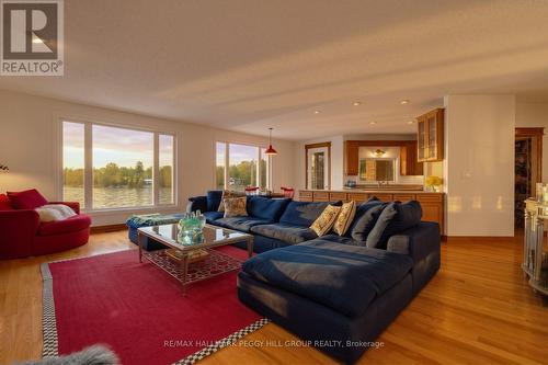3686 Portage Bay Road, Ramara, ON - Indoor Photo Showing Living Room