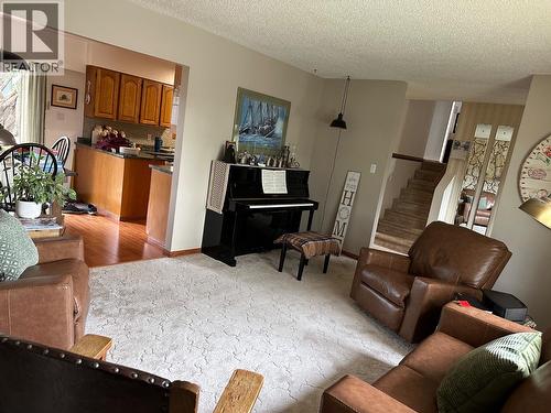 5128 44 Place Ne, Chetwynd, BC - Indoor Photo Showing Living Room