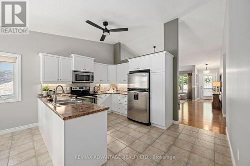 39 - 620 Thistlewood Drive, London North (North C), ON - Indoor Photo Showing Kitchen With Double Sink With Upgraded Kitchen