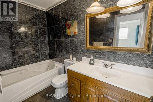 552 First Avenue, Welland (N. Welland), ON - Indoor Photo Showing Bathroom